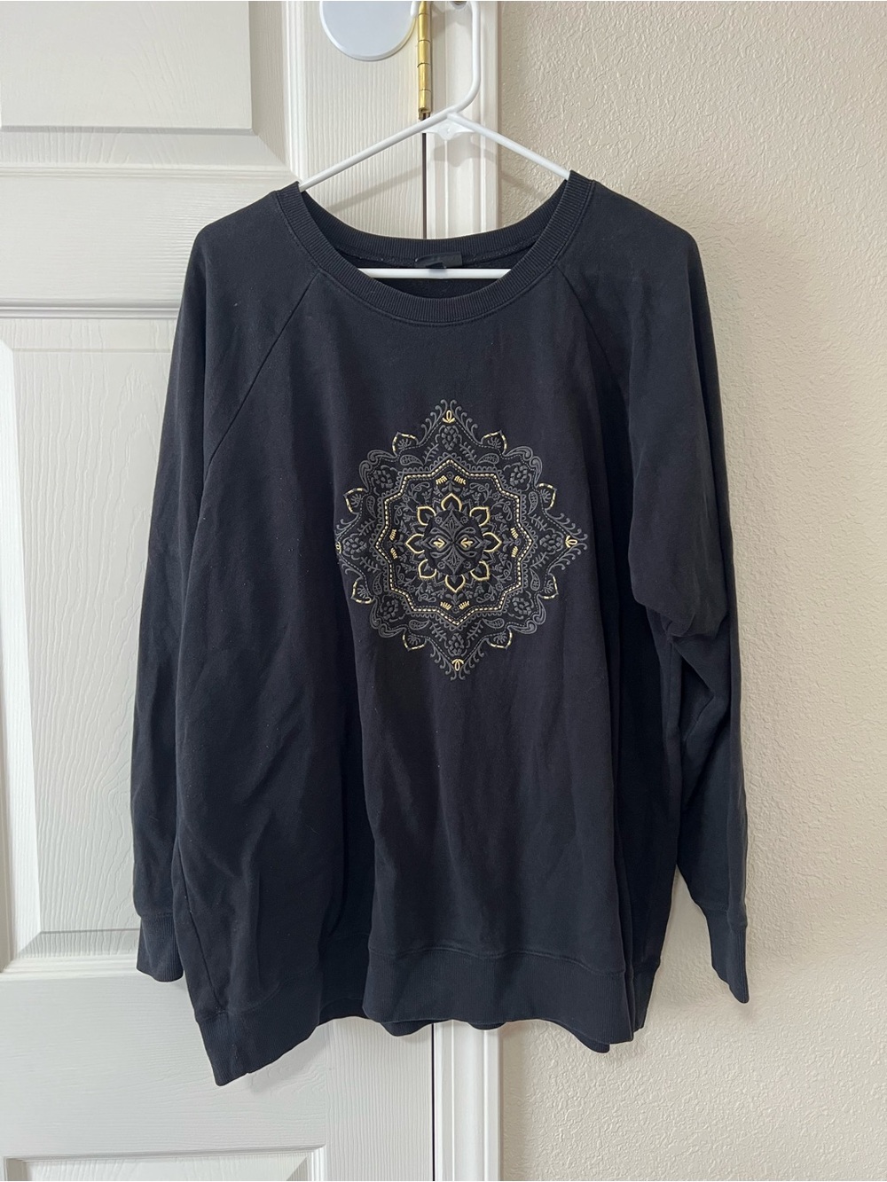 Torrid Size 1 Black Embroidered Mandala Raglan Sweatshirt Pullover